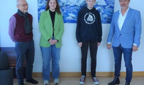 v.r.n.l. OStD C.Alfen - Frederik Tanke (Klasse 7, Trompete - Inga Leis (8.Klasse, Klavier) - OStR T.Betzer