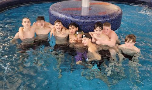 Sieger beim Schwimmwettbewerb Jungen III