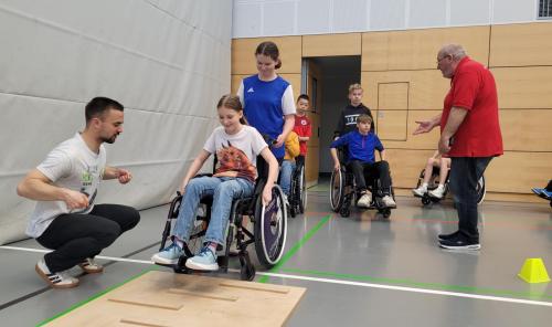 Rollstuhlbasketball und Hindernisparcours