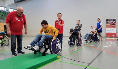 Rollstuhlbasketball und Hindernisparcours