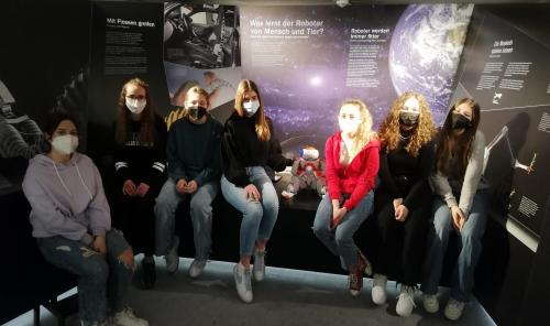 von links: Laura Pfeuffer, Michelle Bach, Hannah Davies, Helena Preradovic, "KAD", Sinja Schwank, Lilly Klein und Fine Kürschner