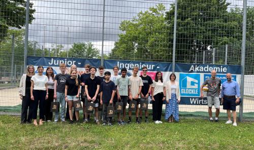Gruppenfoto BAchvolleyballfeld saniert