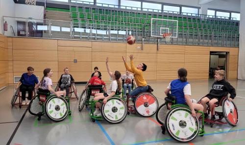 Rollstuhlbasketball und Hindernisparcours