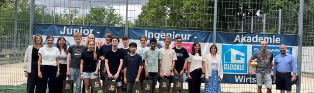 Gruppenfoto BAchvolleyballfeld saniert