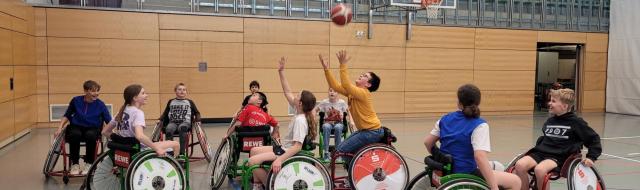 Rollstuhlbasketball und Hindernisparcours
