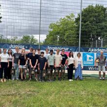 Gruppenfoto BAchvolleyballfeld saniert